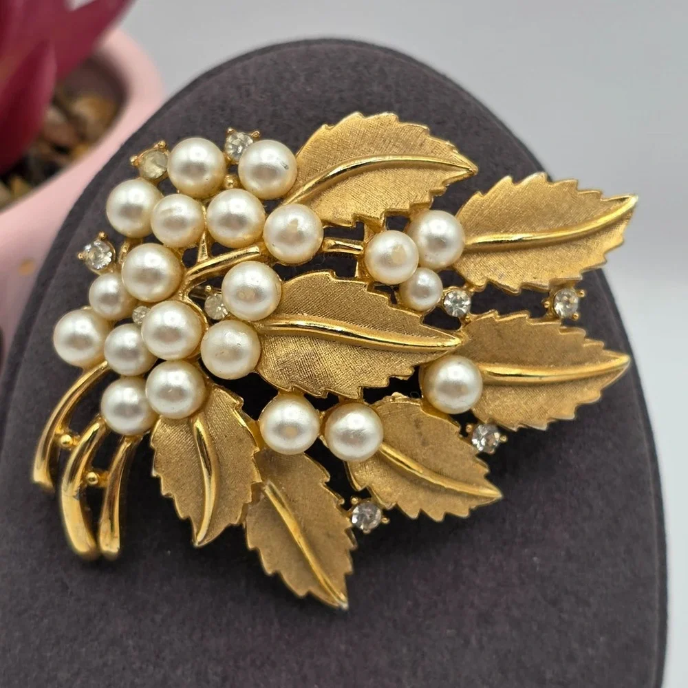 Crown Trifari Leaf Pearl Rhinestone Brooch Pin Vintage Gold‎ Tone Mid Century